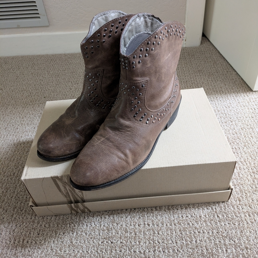 Kenneth Cole Reaction Brown Studded Leather Ankle Boots, Size 8.5M